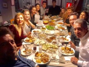 Cantuğ Turay Instagram - Yeni yıl sevdiklerimizle birlikte güzellikler getirsin hepimize..😇😊