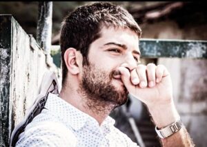 Cantuğ Turay Instagram - “40” Yaş… Şöyle dönüp bakıyorum geçmişe,bir sürü güzel anı,yapılan güzel işler,telaşlı koşturmacalar,başarılar,yeni dostlar,yorgunluklar,ama hepsinin sonunda iyikiler… Daha öğreneceğim çok şey var biliyorum. 40 yıl içime sindi… Teşekkür Ederim Hayat 🧿🧿