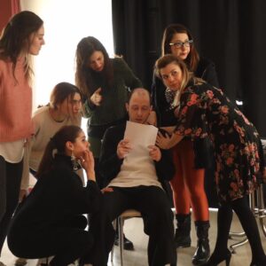 Cantuğ Turay Instagram - Geliyoruuzz..
“FOSFORLU CEVRİYE” 
#fosforlucevriye#yenioyun#müzikal#azkaldı#15nisan