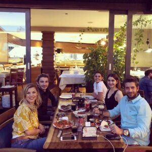 Cantuğ Turay Instagram - Bu ekip bu sezon “35” şehirde “280” temsil yapıp yaklaşık “50.000” km. Yol yaparak “90.000” seyirciye ulaşarak tiyatro adına güzel işler yaptı.. Yeni sezonda görüşmek üzere..😊😊
#tiyatrokafe#sezonfinali#yaşasıntiyatro