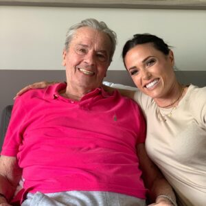 Capucine Anav Instagram - « L’acteur vit, le comedien joue. »
Cette phrase me marquera toute ma vie.
Comme les quelques moments privilegiés que j’ai eu la chance de vivre avec vous. 
Le samouraï a rendu son dernier soufle, mais la légende, elle, perdurera a jamais.
Le cinéma francais perd l’un de ses plus grand pilier.
Alain Delon c’etait la beauté, le charisme, la classe.

Je pense a ses enfants.

Reposez en paix 🙏🏻