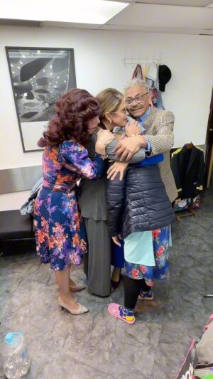 Caridad Canelón Instagram - Un íntimo y mágico momento en la intimidad de nuestro camerino antes de salir a nuestra maravillosa función de #Esperandoalitaliano en el @cculturalam ✨✨✨✨✨

Una función mágica cargada de una energia increíble en honor a nuestra amada #MarielaRomero 🫶✨✨✨✨✨

Gracias al maravilloso público que nos acompañó ✨✨✨✨

Y nos vemos mañana 5 pm en el @cculturalam en la castellana antiguo BOD ✨✨✨✨✨

Nos vemos mañana para esperar juntos a Jean Piero el italiano 😍
