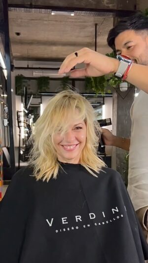 Carina Zampini Instagram - Nuevo corte y tratamiento!! Nada como un nuevo look para sentirte increíble!!! 

✅Comenta la palabra ( Quiero ) y te mandamos promociones ! 
.
.

#peluqueria #moda #hair #cambiodelook #cortedepelomujer #cortecortomujer #hairlove #facundoverdini #mejorpeluquerodebuenosaires #carinasanti #telefe #eltrecetv #canalyoutube #cortedecabelo #cortedecabellomujer #tendencia #epicalab #haircut