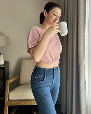 Carla Abellana Instagram - Just me and my Shape Magic by @leejeansph 💕

💙 Defined curves
💙 Elongated legs
💙 Butt lifted
💙 Flattering fit with all-day comfort

#LeeShapeMagic #LeeJeansPH