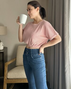 Carla Abellana Instagram - Just me and my Shape Magic by @leejeansph 💕

💙 Defined curves
💙 Elongated legs
💙 Butt lifted
💙 Flattering fit with all-day comfort

#LeeShapeMagic #LeeJeansPH