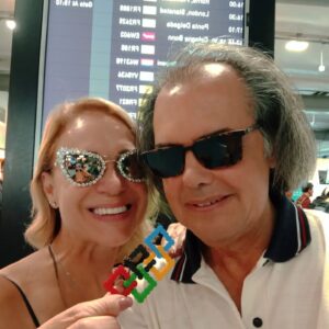 Carla Andrino Instagram - Inicío a 58 Volta ao Sol a caminho de Paris para realizar um SONHO - assistir aos Jogos Olímpicos -  presentão do meu AMOR. OBRIGADA VIDA ❤️

(O símbolo dos Jogos foi feito pelo meu, doce, neto Manuel)

#gratosavida #quesorteanossa #amordaminhavida #semmaquilhagem