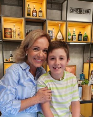 Carla Andrino Instagram - O neto Henrique veio ao "trabalho" da Avó Carlinha ❤️ #grataavida #avobabada #vidadeactriz #semfiltros #quesorteaminha
#henriqueoprimeiro @sicnovelasoficial
