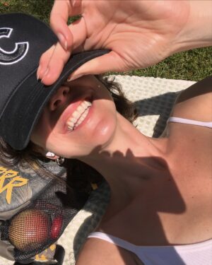 Carla Baratta Instagram - Eva tomando el sol, bendito descontrol
Besos, cebolla y pan, que más quieres Adán.