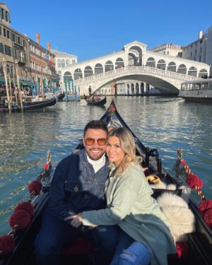 Carla Moreau Instagram - MERCI MON AMOUR POUR CETTE MERVEILLEUSE SURPRISE @kevinguedj 💕 25 ans que je n’oublierais jamais … Venise est incroyable 🇮🇹