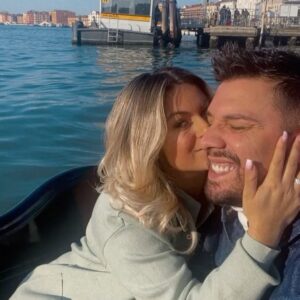 Carla Moreau Instagram - MERCI MON AMOUR POUR CETTE MERVEILLEUSE SURPRISE @kevinguedj 💕 25 ans que je n’oublierais jamais … Venise est incroyable 🇮🇹