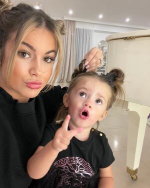 Carla Moreau Instagram - Ma meilleure copine 💄Double 🖤@rubyguedj