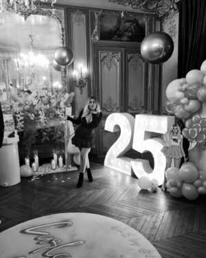 Carla Moreau Instagram - Mon anniversaire partager avec @maissane.agl était plutôt sympa 😂À nos 25 ans !!! 😘❤️ merci à mon chéri de cette belle surprise @kevinguedj et à toute la mif ❤️❤️ Un quart de siècle passé pour moi avec pleins de souvenir dans la tête.. 💕 et ces que le début de nos futur rêves 🙏🏻🎉 merci à vous tous pour vos messages pleins d’amour ❤️