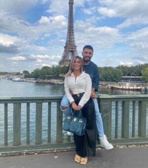 Carla Moreau Instagram - ✈️ GROSSE SURPRISE ☀️

❤️ Parmi les expériences d’une vie, le voyage en reste une des plus belles, alors on tenait à vous remercier avec @kevinguedj de nous suivre chaque jour dans notre quotidien et notre nouveau programme en vous offrant avec @nicolasperrin_ un magnifique voyage à l’île Maurice !

🌴 Situé dans la réserve naturelle de Bel Ombre, vous logerez dans un charmant hôtel 5* en bord de mer privé, entre randonnée, nage avec les dauphins, cuisine mauricienne, spa Navasana au cœur d’un lagon préservé abritant plus de 70 espèces de poissons tropicaux et coraux enviés d’autres régions

-Séjour pour 2 personnes (hôtel 5⭐️)
-7 nuits en formule pension complète
-Transferts A/R aéroport/hôtel
-Valable jusqu’au 30 avril 2023

🍀 Pour participer, rien de plus simple :
1- Like la publication
2- Suivre @nicolasperrin_ , @outriggermauritius , @carlamoreau_____
3- Mentionne deux amis en commentaire

Le gagnant sera annoncé le dimanche 28 novembre à 17h55 ! ✨

Bonne chance à tous 🤍