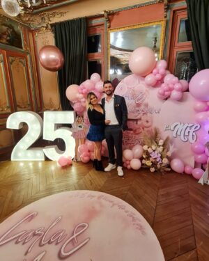 Carla Moreau Instagram - Mon anniversaire partager avec @maissane.agl était plutôt sympa 😂À nos 25 ans !!! 😘❤️ merci à mon chéri de cette belle surprise @kevinguedj et à toute la mif ❤️❤️ Un quart de siècle passé pour moi avec pleins de souvenir dans la tête.. 💕 et ces que le début de nos futur rêves 🙏🏻🎉 merci à vous tous pour vos messages pleins d’amour ❤️
