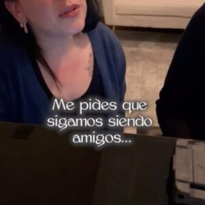 Carla Morrison Instagram - Que composición tan bonita..❤️ recuerdo cuando le hacía coros a mi banda de covers en Tecate para esta rolita y ahora me doy el gusto de cantarla en mi piano con mi esposito que toca tan bello❤️ la versión italiana original, también es muy bella! Historia entre tus dedos, que romanceeeeee✨✨✨