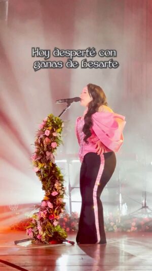Carla Morrison Instagram - Hoy desperté con ganas de besarte… 💋