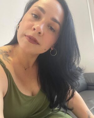 Carla Morrison Instagram - Se me antojaron un vinito y unas aceitunas con este vestido y este calor🫒🫒🫒✨❤️