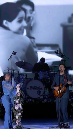 Carla Morrison Instagram - ¿Sabían que en mi concierto en el #HollywoodBowl @memetronic y yo hicimos un mashup de mi canción “Eres tú” con “Eres” de Café Tacvba? Si quieren vivir ese momento vayan a mi canal de YouTube y vean el video completo.

Videografo y Editor: @andygarzon 

Grabado en el Hollywood Bowl, cortesía de LA Phil.

Filmed at the Hollywood Bowl, courtesy of the LA Phil.