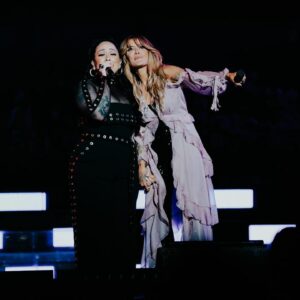 Carla Morrison Instagram - Mi primera vez en Puerto Rico 🇵🇷 y de esta manera❤️✨ no sabía que no se tenía que morir para conocer el paraíso! Estoy encantada con esta isla hermosa y con su gente! Tanta historia y tanto amor aquí y @KanyGarcia sacándome de París y me trajo al sol, vaya que me hacía falta!!! Gracias Reina por esto, por invitarme a tu mundo tan hermoso, a cantar juntas y vivir esto tan increíble! Que sueño, de verdad, que feliz soy❤️✨🙏🏼 muy, muy agradecida!!! Ps. Me quedo a cantar todas las noches contigo mi amoooooL!!!

Vestuario @olimastudio 
Maquillaje y peinado @allinmakeup