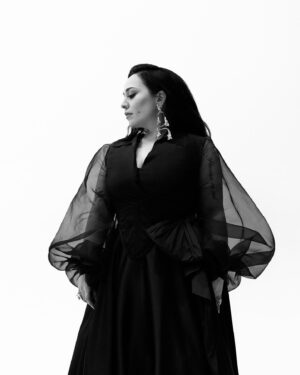 Carla Morrison Instagram - Cuando @kanygarcia me buscó para escribir esta canción, yo quedé muy sorprendida y emocionada ❤️ Sabía que ella es súper talentosa y no pude evitar que me entraran los nervios al verla ahí sentada en nuestro estudio, escribiendo magia, rebotando ideas una con la otra hundidas en el drama que nos encanta del amor! 🥰 En esa sesión planeamos sacar la canción en enero y grabar el video y todo! Fue increíble! Kany gracias por compartir esto tan hermoso conmigo, por hacerme un espacio en tu historia y por ser tan cariñosa y honesta! Estoy muy feliz!!!! Aparte aprendí a decir PUELTO RICO! 😂❤️ Gracias también a @rafaarcaute y a @jandromx por co escribir y producirla está canción con nosotras! A todos el equipo del video, a todos los que empujaron tanto hasta que esta canción salió y a todos ustedes que la escuchan y nos mandan tantos mensajes tan bonitosssssss ¡Muchas gracias! 🥹🥹🥹🥹🥹🥹❤️❤️❤️❤️❤️ ayyyyy nanitaaaaa que vuelvaaaa!!

Photos by: @directoramami 
Makeup: @allinmakeup
Makeup Assistant: @stephhausofbeauty 
Custom wardrobe: @olimastudio
Earrings @alexisbittar
Rings @swarovski