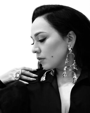 Carla Morrison Instagram - Cuando @kanygarcia me buscó para escribir esta canción, yo quedé muy sorprendida y emocionada ❤️ Sabía que ella es súper talentosa y no pude evitar que me entraran los nervios al verla ahí sentada en nuestro estudio, escribiendo magia, rebotando ideas una con la otra hundidas en el drama que nos encanta del amor! 🥰 En esa sesión planeamos sacar la canción en enero y grabar el video y todo! Fue increíble! Kany gracias por compartir esto tan hermoso conmigo, por hacerme un espacio en tu historia y por ser tan cariñosa y honesta! Estoy muy feliz!!!! Aparte aprendí a decir PUELTO RICO! 😂❤️ Gracias también a @rafaarcaute y a @jandromx por co escribir y producirla está canción con nosotras! A todos el equipo del video, a todos los que empujaron tanto hasta que esta canción salió y a todos ustedes que la escuchan y nos mandan tantos mensajes tan bonitosssssss ¡Muchas gracias! 🥹🥹🥹🥹🥹🥹❤️❤️❤️❤️❤️ ayyyyy nanitaaaaa que vuelvaaaa!!

Photos by: @directoramami 
Makeup: @allinmakeup
Makeup Assistant: @stephhausofbeauty 
Custom wardrobe: @olimastudio
Earrings @alexisbittar
Rings @swarovski