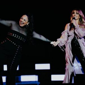 Carla Morrison Instagram - Mi primera vez en Puerto Rico 🇵🇷 y de esta manera❤️✨ no sabía que no se tenía que morir para conocer el paraíso! Estoy encantada con esta isla hermosa y con su gente! Tanta historia y tanto amor aquí y @KanyGarcia sacándome de París y me trajo al sol, vaya que me hacía falta!!! Gracias Reina por esto, por invitarme a tu mundo tan hermoso, a cantar juntas y vivir esto tan increíble! Que sueño, de verdad, que feliz soy❤️✨🙏🏼 muy, muy agradecida!!! Ps. Me quedo a cantar todas las noches contigo mi amoooooL!!!

Vestuario @olimastudio 
Maquillaje y peinado @allinmakeup