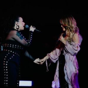 Carla Morrison Instagram - Mi primera vez en Puerto Rico 🇵🇷 y de esta manera❤️✨ no sabía que no se tenía que morir para conocer el paraíso! Estoy encantada con esta isla hermosa y con su gente! Tanta historia y tanto amor aquí y @KanyGarcia sacándome de París y me trajo al sol, vaya que me hacía falta!!! Gracias Reina por esto, por invitarme a tu mundo tan hermoso, a cantar juntas y vivir esto tan increíble! Que sueño, de verdad, que feliz soy❤️✨🙏🏼 muy, muy agradecida!!! Ps. Me quedo a cantar todas las noches contigo mi amoooooL!!!

Vestuario @olimastudio 
Maquillaje y peinado @allinmakeup