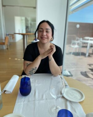 Carla Morrison Instagram - España me gustas tanto que ya quiero volver, por ahora guárdenme los ibéricos, patatitas y una clara con limonnnnn❤️👏🏻✨