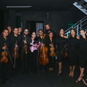 Carla Morrison Instagram - Prepararnos para el #AuditorioNacional fue muy emocionante porque era el final de #ElRenacimientoTour, en un lugar icónico donde mi público más grande, el que me puso en lo más alto desde el día 1, México me iba a acompañar! Me aseguré de que fuera súper especial, con invitadas súper especiales, con un corset especialmente para esa noche y arreglos y momentos que fueran inolvidables, tenía tantas ganas de que fuera lo más especial para todos los que vendrían esa noche…. 

Fotos por: @underpmx @carlosdelariva1 

Maquillaje y peinado: @arielpeimbert 

Vestuario: @olimastudio

Joyas por @swarovski