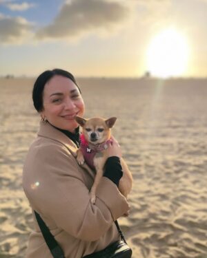 Carla Morrison Instagram - Sabe que tiene mi corazón 💕✨ me ignora en la casa pero nada más empaco para irme a cantar y empieza a lloraaaaaar la grosera😂 #dicequeporZoompuedocantarYya