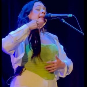 Carla Morrison Instagram - Madrid noche 1 y 2!💚🤎
La verdad es que estaba un poco nerviosa por cómo se iba a dar este encuentro entre nosotros de manera súper acústica y termino siendo súper mágico! El amor que me entregaron ese día, las preguntas que me hacían, las palabras con tanta entrega y agradecimiento de corazón, fueron muy bellas! Quedé enamorada de ustedes y muy agradecida por tantas atenciones y buena onda! Voy a volver más pronto de lo que esperan y que gusto que quisieran más fechas, vamos a tener que volver!
Gracias por su energía y ser tan majassss y majossss conmigo!!! Estuvo guapísimo todo! Como dirían ustedes! Los amo bebés🧡🧡🧡

Maquillaje y peinado @cruefaces