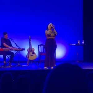 Carla Morrison Instagram - Madrid noche 1 y 2!💚🤎
La verdad es que estaba un poco nerviosa por cómo se iba a dar este encuentro entre nosotros de manera súper acústica y termino siendo súper mágico! El amor que me entregaron ese día, las preguntas que me hacían, las palabras con tanta entrega y agradecimiento de corazón, fueron muy bellas! Quedé enamorada de ustedes y muy agradecida por tantas atenciones y buena onda! Voy a volver más pronto de lo que esperan y que gusto que quisieran más fechas, vamos a tener que volver!
Gracias por su energía y ser tan majassss y majossss conmigo!!! Estuvo guapísimo todo! Como dirían ustedes! Los amo bebés🧡🧡🧡

Maquillaje y peinado @cruefaces
