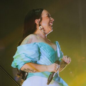 Carla Morrison Instagram - Queretarock❤️ se comprometieron 💍💍💍💍💍💍6 parejitas y fue un show muy conmovedor! Gracias por venir al cierre de esta gira, por sus regalos, por sus atenciones y su buena onda desde mis comienzos! Amo esta ciudad y amo su gente mis queretamoressss!!! Nos vemos pronto! Gracias por agotar todas las entradas y siempre estar ahí para mi! Bebessssssss❤️❤️❤️✨✨✨✨✨ #ElRenacimientoTour

Fotos: @underpmx 
Maquillaje y peinado: @arielpeimbert 
Vestuario: @olimastudio