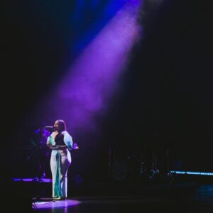Carla Morrison Instagram - Queretarock❤️ se comprometieron 💍💍💍💍💍💍6 parejitas y fue un show muy conmovedor! Gracias por venir al cierre de esta gira, por sus regalos, por sus atenciones y su buena onda desde mis comienzos! Amo esta ciudad y amo su gente mis queretamoressss!!! Nos vemos pronto! Gracias por agotar todas las entradas y siempre estar ahí para mi! Bebessssssss❤️❤️❤️✨✨✨✨✨ #ElRenacimientoTour

Fotos: @underpmx 
Maquillaje y peinado: @arielpeimbert 
Vestuario: @olimastudio