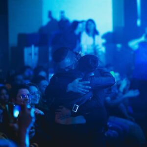 Carla Morrison Instagram - Queretarock❤️ se comprometieron 💍💍💍💍💍💍6 parejitas y fue un show muy conmovedor! Gracias por venir al cierre de esta gira, por sus regalos, por sus atenciones y su buena onda desde mis comienzos! Amo esta ciudad y amo su gente mis queretamoressss!!! Nos vemos pronto! Gracias por agotar todas las entradas y siempre estar ahí para mi! Bebessssssss❤️❤️❤️✨✨✨✨✨ #ElRenacimientoTour

Fotos: @underpmx 
Maquillaje y peinado: @arielpeimbert 
Vestuario: @olimastudio