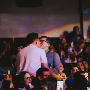 Carla Morrison Instagram - Queretarock❤️ se comprometieron 💍💍💍💍💍💍6 parejitas y fue un show muy conmovedor! Gracias por venir al cierre de esta gira, por sus regalos, por sus atenciones y su buena onda desde mis comienzos! Amo esta ciudad y amo su gente mis queretamoressss!!! Nos vemos pronto! Gracias por agotar todas las entradas y siempre estar ahí para mi! Bebessssssss❤️❤️❤️✨✨✨✨✨ #ElRenacimientoTour

Fotos: @underpmx 
Maquillaje y peinado: @arielpeimbert 
Vestuario: @olimastudio