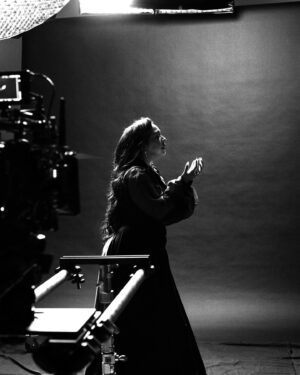 Carla Morrison Instagram - Cuando @kanygarcia me buscó para escribir esta canción, yo quedé muy sorprendida y emocionada ❤️ Sabía que ella es súper talentosa y no pude evitar que me entraran los nervios al verla ahí sentada en nuestro estudio, escribiendo magia, rebotando ideas una con la otra hundidas en el drama que nos encanta del amor! 🥰 En esa sesión planeamos sacar la canción en enero y grabar el video y todo! Fue increíble! Kany gracias por compartir esto tan hermoso conmigo, por hacerme un espacio en tu historia y por ser tan cariñosa y honesta! Estoy muy feliz!!!! Aparte aprendí a decir PUELTO RICO! 😂❤️ Gracias también a @rafaarcaute y a @jandromx por co escribir y producirla está canción con nosotras! A todos el equipo del video, a todos los que empujaron tanto hasta que esta canción salió y a todos ustedes que la escuchan y nos mandan tantos mensajes tan bonitosssssss ¡Muchas gracias! 🥹🥹🥹🥹🥹🥹❤️❤️❤️❤️❤️ ayyyyy nanitaaaaa que vuelvaaaa!!

Photos by: @directoramami 
Makeup: @allinmakeup
Makeup Assistant: @stephhausofbeauty 
Custom wardrobe: @olimastudio
Earrings @alexisbittar
Rings @swarovski