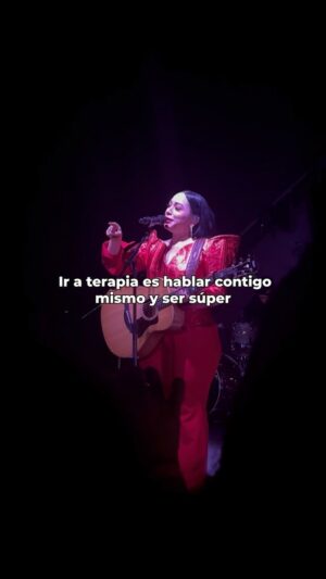 Carla Morrison Instagram - Bebés, una de las mejores cosas que pueden hacer por ustedes mismos es IR A TERAPIA! Que no les importe lo que la gente diga, ustedes vayan y sanen su corazón y mente ❤️ #MartesDeAnsiedad