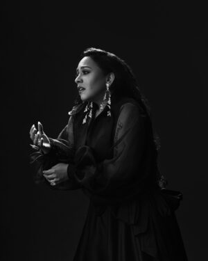 Carla Morrison Instagram - Cuando @kanygarcia me buscó para escribir esta canción, yo quedé muy sorprendida y emocionada ❤️ Sabía que ella es súper talentosa y no pude evitar que me entraran los nervios al verla ahí sentada en nuestro estudio, escribiendo magia, rebotando ideas una con la otra hundidas en el drama que nos encanta del amor! 🥰 En esa sesión planeamos sacar la canción en enero y grabar el video y todo! Fue increíble! Kany gracias por compartir esto tan hermoso conmigo, por hacerme un espacio en tu historia y por ser tan cariñosa y honesta! Estoy muy feliz!!!! Aparte aprendí a decir PUELTO RICO! 😂❤️ Gracias también a @rafaarcaute y a @jandromx por co escribir y producirla está canción con nosotras! A todos el equipo del video, a todos los que empujaron tanto hasta que esta canción salió y a todos ustedes que la escuchan y nos mandan tantos mensajes tan bonitosssssss ¡Muchas gracias! 🥹🥹🥹🥹🥹🥹❤️❤️❤️❤️❤️ ayyyyy nanitaaaaa que vuelvaaaa!!

Photos by: @directoramami 
Makeup: @allinmakeup
Makeup Assistant: @stephhausofbeauty 
Custom wardrobe: @olimastudio
Earrings @alexisbittar
Rings @swarovski