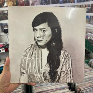 Carla Morrison Instagram - Bebés!! Gracias por enviarme sus fotos estrenando sus vinilos de #DéjenmeLlorar, etiquetenme en todas sus fotos, unboxings y videos para poder verlos ❤️✨