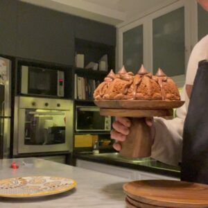 Carla Peterson Instagram - Contenido logradisimo gracias a Gaspi,  mi asesor de redes. Me dijo q con esto me vuelvo viral. El budín de banana está muy rico. No les pasó la receta . Les mando un beso grande. Seguiré intentando. 
En mis story’s está el audio q es bastante polémico 
@malaga.designs 
Prometí q iba a hacer un video ❤️