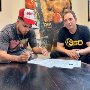 Carlos Balderas Instagram - Signed, Sealed & Delivered 📑✍🏽
Inked Up A Deal With @360boxingpromotions Thank you For Opening Your Doors To A Big Stepper. Im More Motivated Than Ever, Can’t Wait To Show Up & Show Out 🔥 
El Tiempo De Dios Es Perfecto 🖤