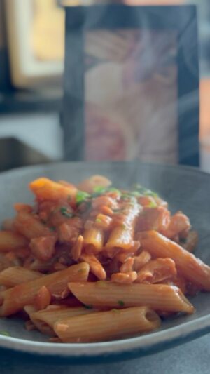 Carlos Bertolazzi Instagram - Hoje tem 🐟 PENNE ALLA VODKA COM SALMÃO 🐟

Se tem uma receita que lembra meu pai é essa. E nesse DIA DOS PAIS vou preparar ela pros meus filhos e servir nas minhas louças da coleção GEO @portobrasilceramicaoficial. Aproveita que tá com 15% de desconto e garante o presentão pro pai.

320g de penne
1/2 cebola
200g de salmão fresco 
400g de molho de tomate
200g de creme de leite
Salsinha a gosto
Sal a gosto