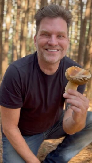 Carlos Bertolazzi Instagram - Hoje tem 🍄‍🟫 TAGLIATELLI AI PORCINI TRIFOLATI 🍄‍🟫

200g de farinha de trigo
2 ovos 
1 porcini fresco grande 
2 colheres de manteiga
2 colheres de azeite
2 dentes de alho 
Salsinha
Sal e pimenta 
Parmesão 

Servi num prato da linha ARAUCO da minha coleção GEO da @portobrasilceramicaoficial
