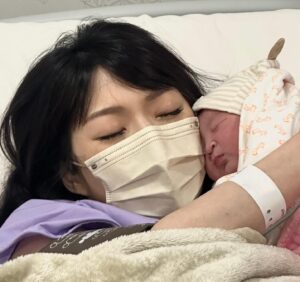 Carlos Chan Ka-Lok Instagram - 我以為自己好唔緊張 可以好冷靜去安撫住太太生BB 
諗左1000個笑話 500個爛gag 
結果入到產房我係緊張到有種窒息感
一個都講唔出
唯一講到出口既 只有一句
I love you 

其實呢段時間 我覺得自己好唔負責任
臨生前幾星期飛左去拍劇
一路都好擔心
但陳太真係好堅強 照顧好自己
仲做好晒準備功夫 
BB今日平安出世
媽媽係最偉大

另外要特別多謝
香港港安醫院—荃灣，多謝婦產科何嘉慧醫生，陪伴同關懷成個孕期 
多謝麻醉科劉永民醫生同兒科楊萬鋒醫生照顧我同囡囡，同埋婦產科病房及婦產科門診醫護人員細心照料我哋