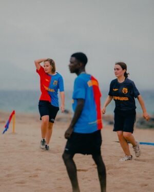 Carlos Cuevas Instagram - BARÇA O BARZAKH és la frase que les persones del Senegal diuen abans d’emprendre el seu perillós viatge cap a Europa a bord d’una embarcació precària. Vol dir “Barcelona o mort”. Arribar o morir en l’intent.
 
L’any 2023, almenys 6.618 persones van morir en aquest trajecte que, any rere any, ha convertit el Mar Mediterrani en la fossa comuna més gran del continent.
 
Per recordar les seves vides i per denunciar les polítiques de fronteres de la Unió Europea, Top Manta la marca social i solidària dels manters de Barcelona, presenta aquesta col·lecció. 💙💔

————————————————————————————

BARÇA O BARZAKH es la frase que las personas de Senegal dicen antes de emprender su peligroso viaje hacia Europa a bordo de un cayuco. Quiere decir “Barcelona o muerte”, llegar o morir en el intento.

En 2023, al menos 6.618 personas murieron en este trayecto que, año tras año, ha convertido al Mar Mediterráneo en la fosa común más grande del continente.

Para denunciar políticas de fronteras de la Unión Europea y para recordar a las personas que han perdido la vida intentando cruzarlas, @topmanta_bcn presenta esta colección. 💙💔

————————————————————————————

BARÇA OR BARZAKH is the phrase that accompanies our dangerous journey to Europe aboard a small fishing boat. It means “Barcelona or death,” to arrive or die trying.

In 2023, at least 6,618 people died on this journey, which year after year has turned the Mediterranean Sea into the largest mass grave on the continent.

To denounce the European Union’s border policies and honor the memory of those who have perished trying to cross, Top Manta has launched this collection! 💙💔

🔹www.instagram.com/reel/C83jQlkCy7-/
🔹www.x.com/sindicatomanter/status/1807642693956202849
🔹www.topmanta.store