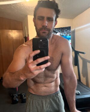 Carlos Ferro Instagram - Ya se entrenó , Lunes ✅.