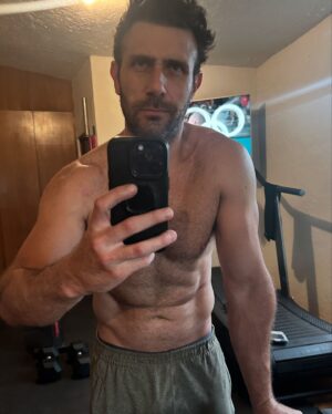 Carlos Ferro Instagram - Ya se entrenó , Lunes ✅.