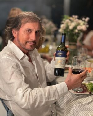 Carlos Pinto Instagram - Esperando que hayan tenido la mejor celebración para despedir el año viejo y dar la bienvenida a este 2024… Hagamos un salud para que en este nuevo año reine en vuestro hogar el amor, la paz y la felicidad. 
Feliz 2024 para todos! Un gran abrazo 🎉
@terranoblewines