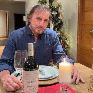 Carlos Pinto Instagram - Comienzo el año con la mejor compañía …les deseo lo mismo 
@terranoblewines 🍷